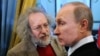 Алексей Венедиктов и Владимир Путин на церемонии премии в области медиа. Москва, январь 2012 года