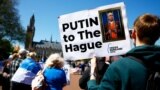 Участники акции возле Международного уголовного суда в Гааге, май 2024 года